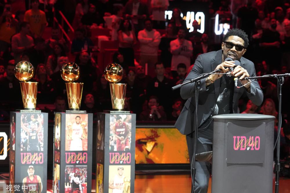 这瓶香槟向 这瓶香槟向